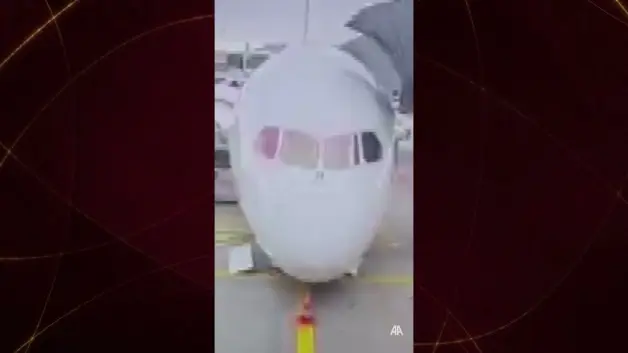 Frankfurt Havalimanı'nda aprondaki yolcu uçağının ön iniş takımı çöktü