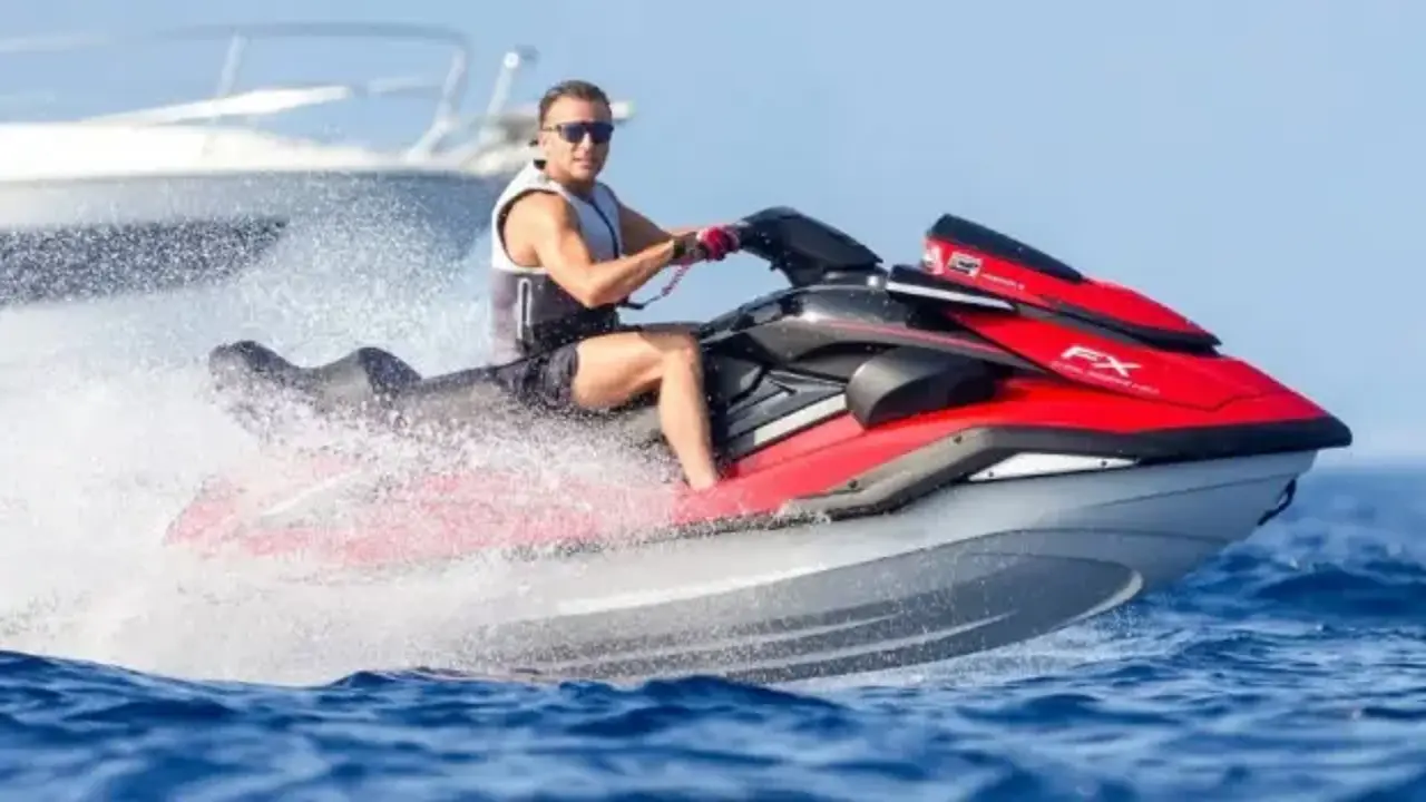 Fransa yanarken Macron'dan jetski keyfi