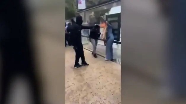 Fransa’da dehşet: Gösterici, kadının yüzünü alev püskürtücüyle yaktı!
