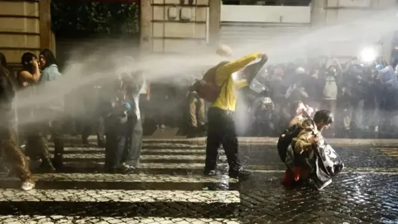 Fransa'da sokaklar karıştı: Protestolar Avrupa'ya yayılıyor