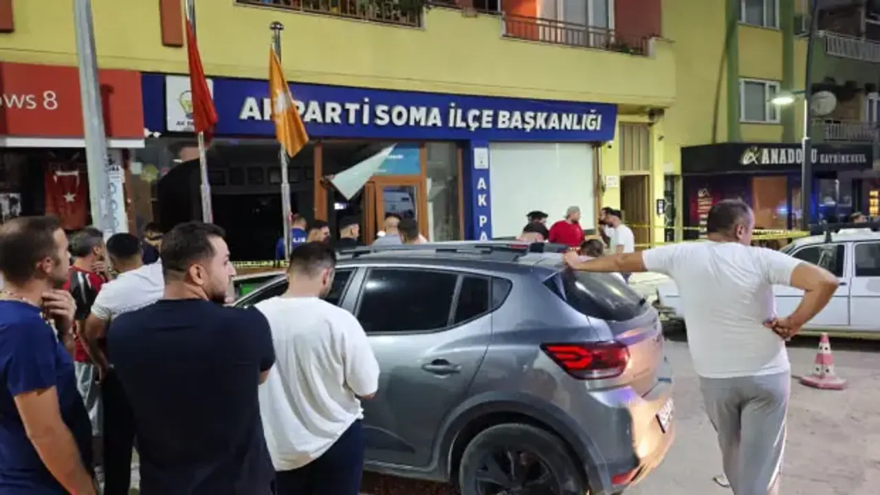 Freni boşalan otomobil AK Parti ilçe binasına daldı!