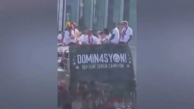 Galatasaray'da şampiyonluk kutlamalarında Torreira ve Yunus'tan dikkat çeken Icardi pankartı!