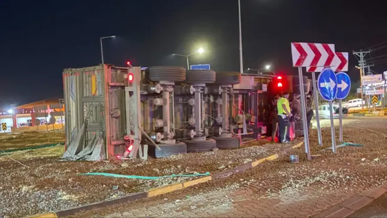 Gaziantep'te TIR devrildi; 17 ton arpa yola saçıldı