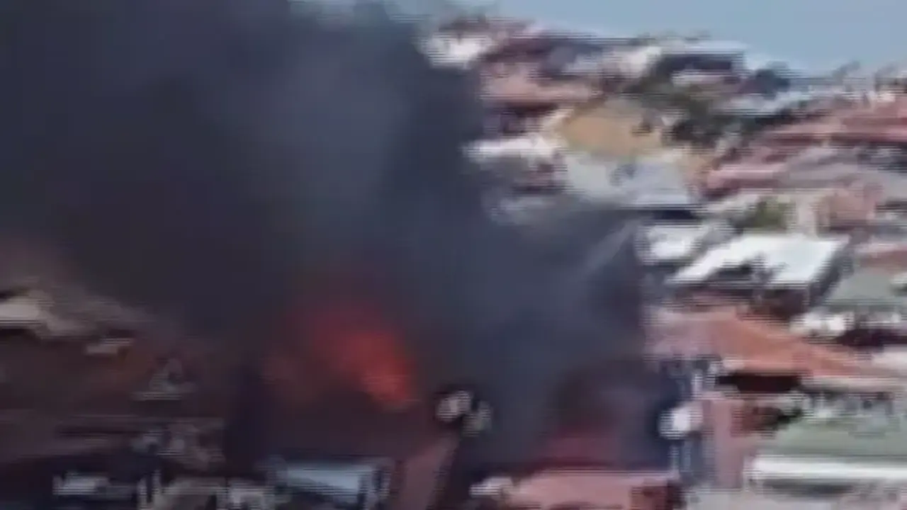 Gaziosmanpaşa'da 4 katlı binanın çatısında yangın!