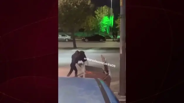 Genç kızların ‘O benim erkek arkadaşım’ kavgası: Tekme ve tokatlar havada uçuştu