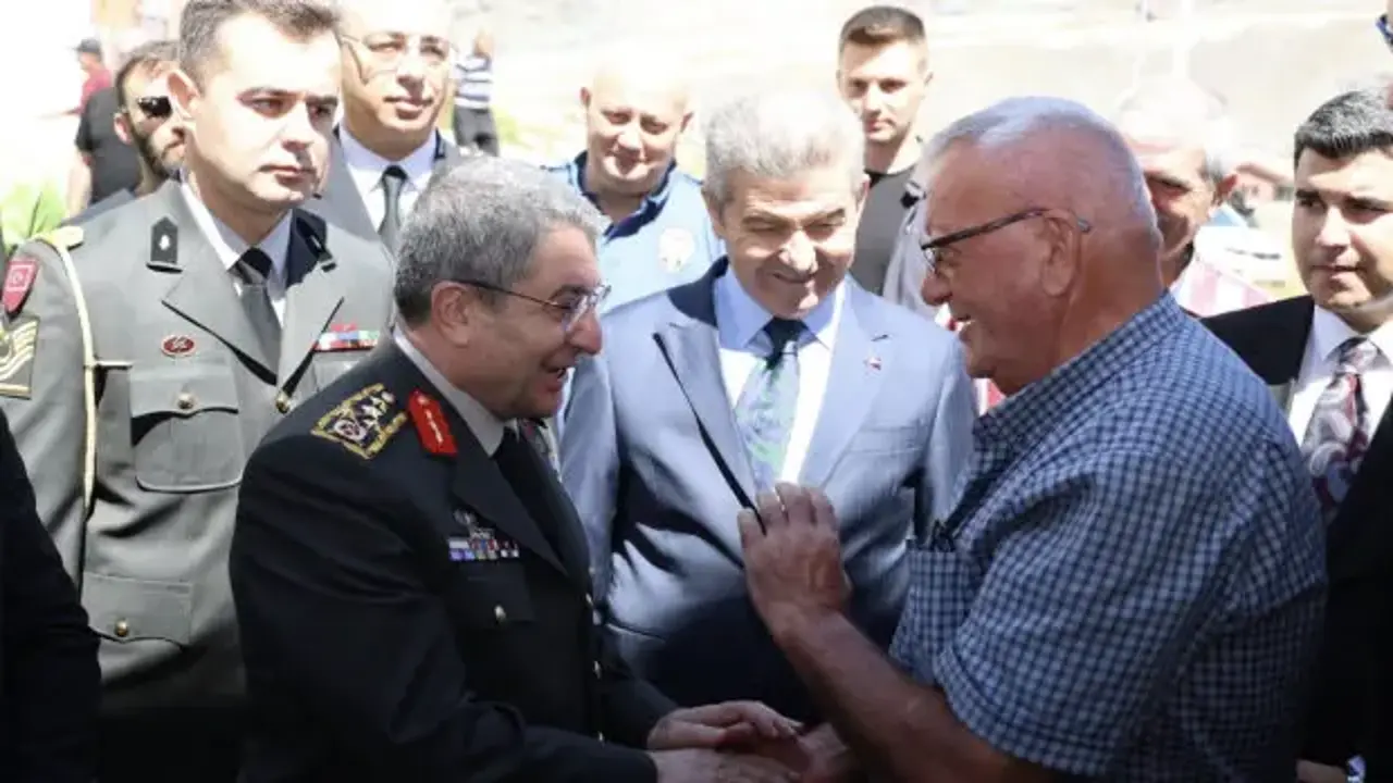Genelkurmay Başkanı Bayraktaroğlu cuma namazı çıkışı vatandaşlarla sohbet etti