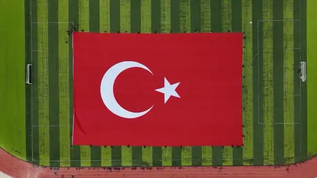 Gökyüzünde tarihi rekor: TSK’dan 3 bin 37 metrekarelik Türk bayrağı ile atlayış!