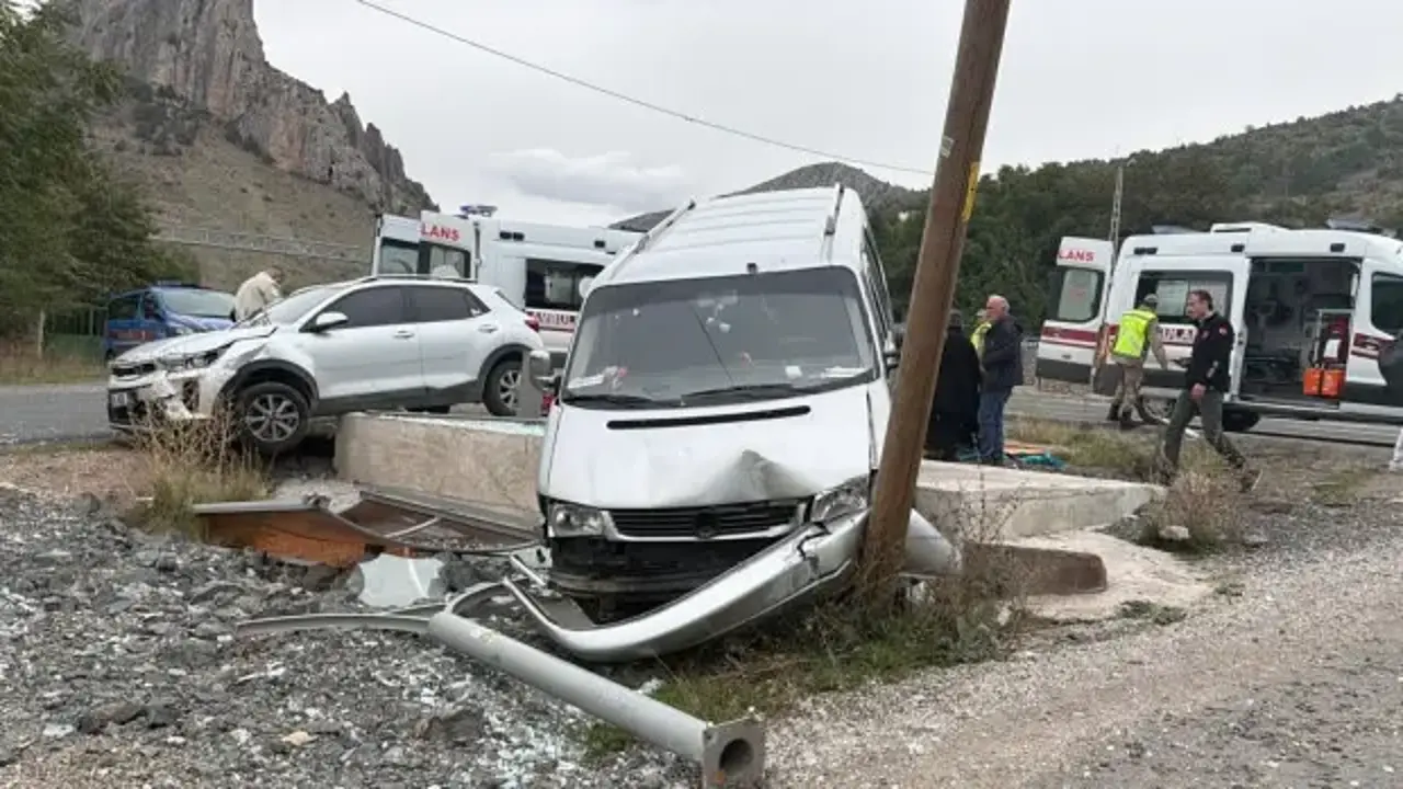 Gümüşhane'de panelvan ve otomobil çarpıştı: Yaralılar var