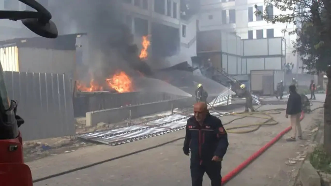 Güngören'de korku dolu anlar: İşçi konteynerleri yandı!