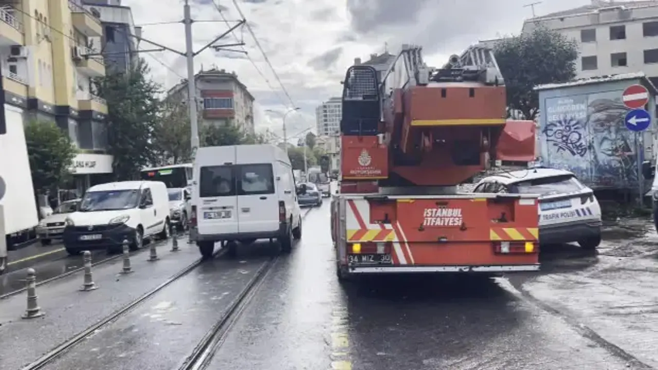 Güngören'de tramvay minibüse çarptı: Yaralılar var!