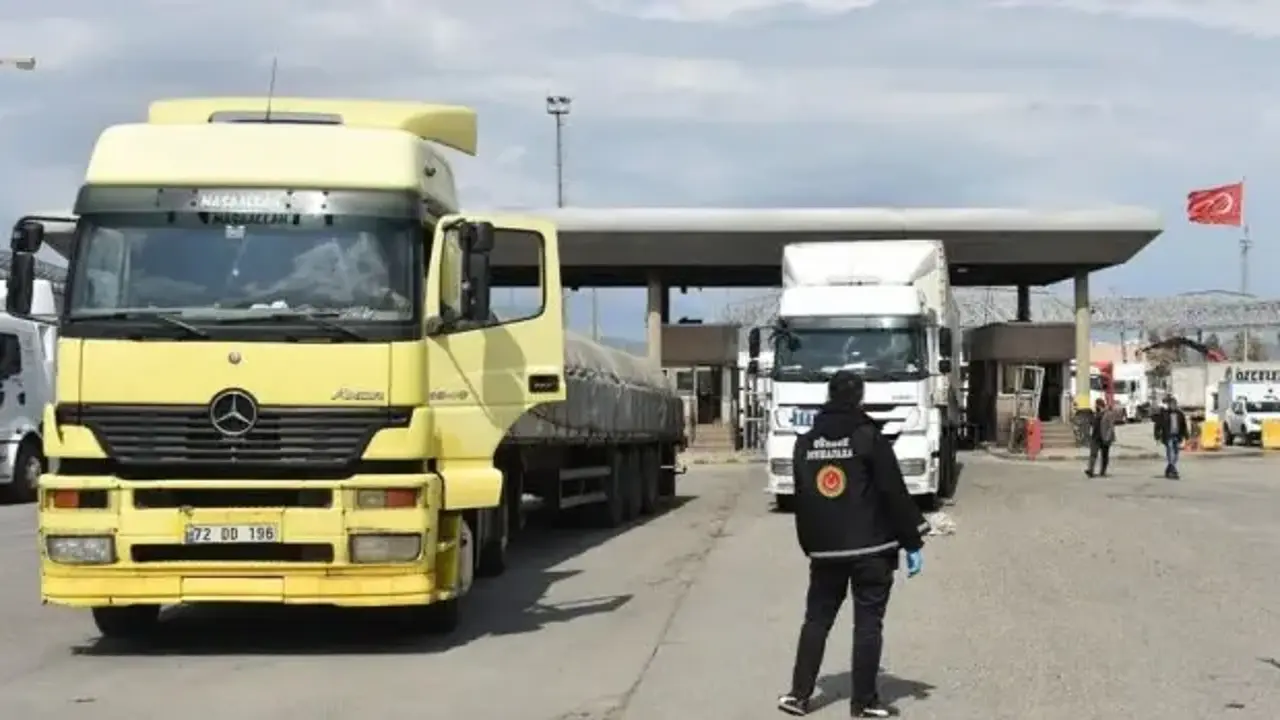 Habur Gümrük Kapısı'ndan günlük tır çıkışı rekoru kırıldı