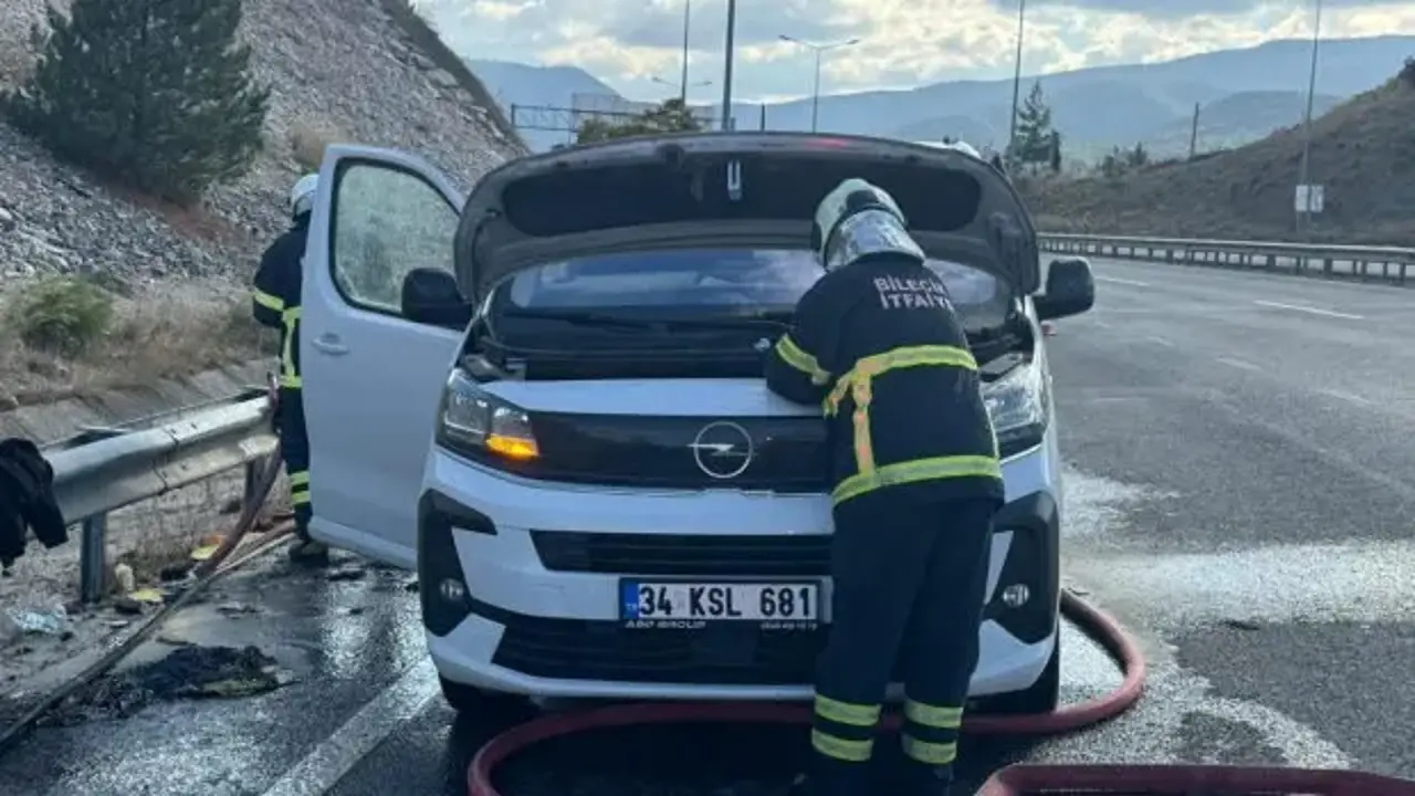 Hareket halindeki ticari araç alev alev yandı