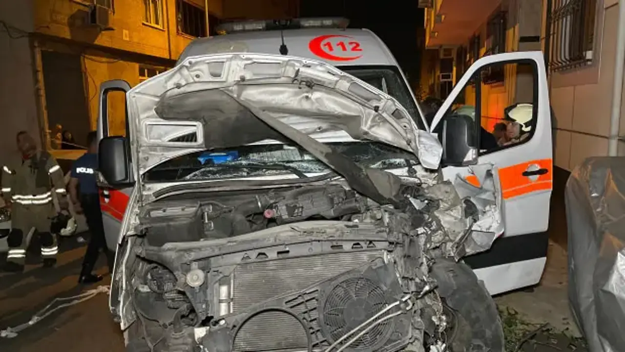 Hasta taşıyan ambulans ile otomobil çarpıştı: 3 yaralı