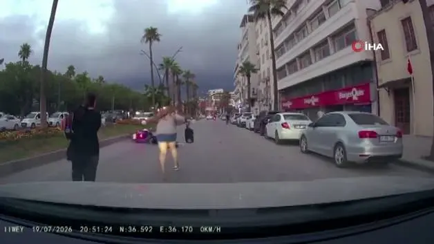 Hatay'da motosikletin, scooterli çocuğa çarptığı anlar kamerada