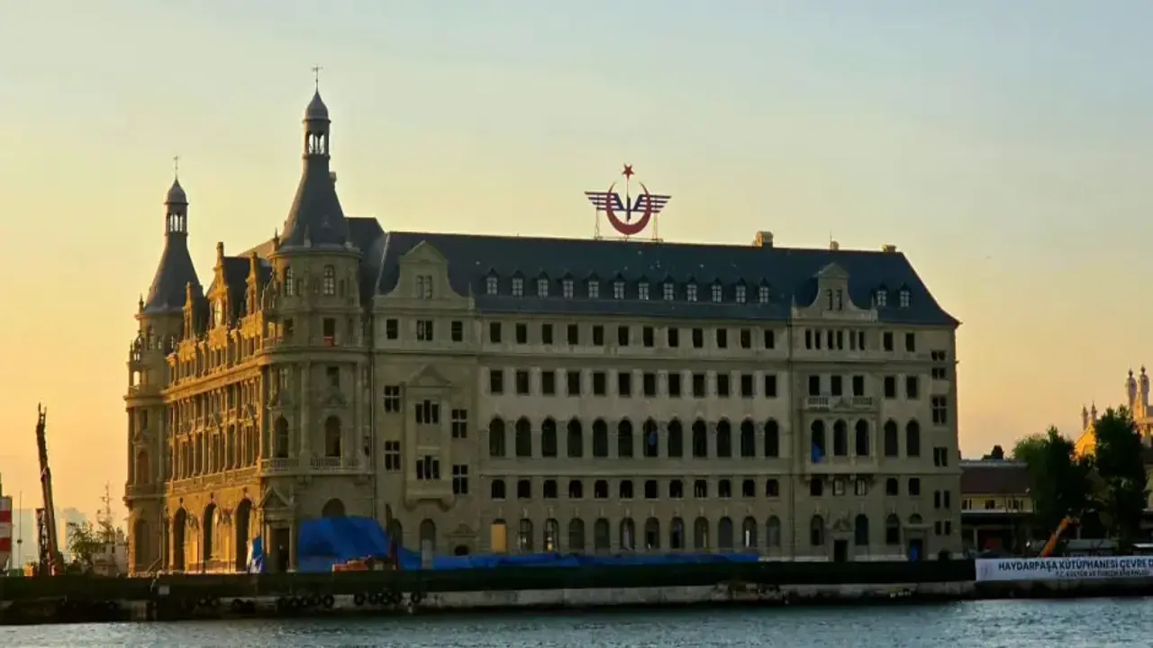 Haydarpaşa'da iskeleler kalktı, tarihi cephe gün yüzüne çıktı!