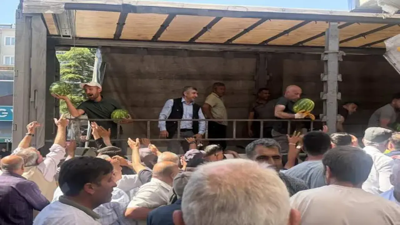 Hayırsever çiftçi 30 ton karpuzu ücretsiz dağıttı