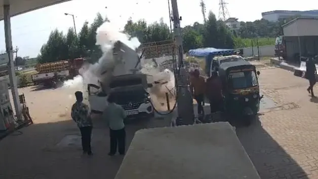 Hindistan'da dolum yapan CNG'li araç patladı