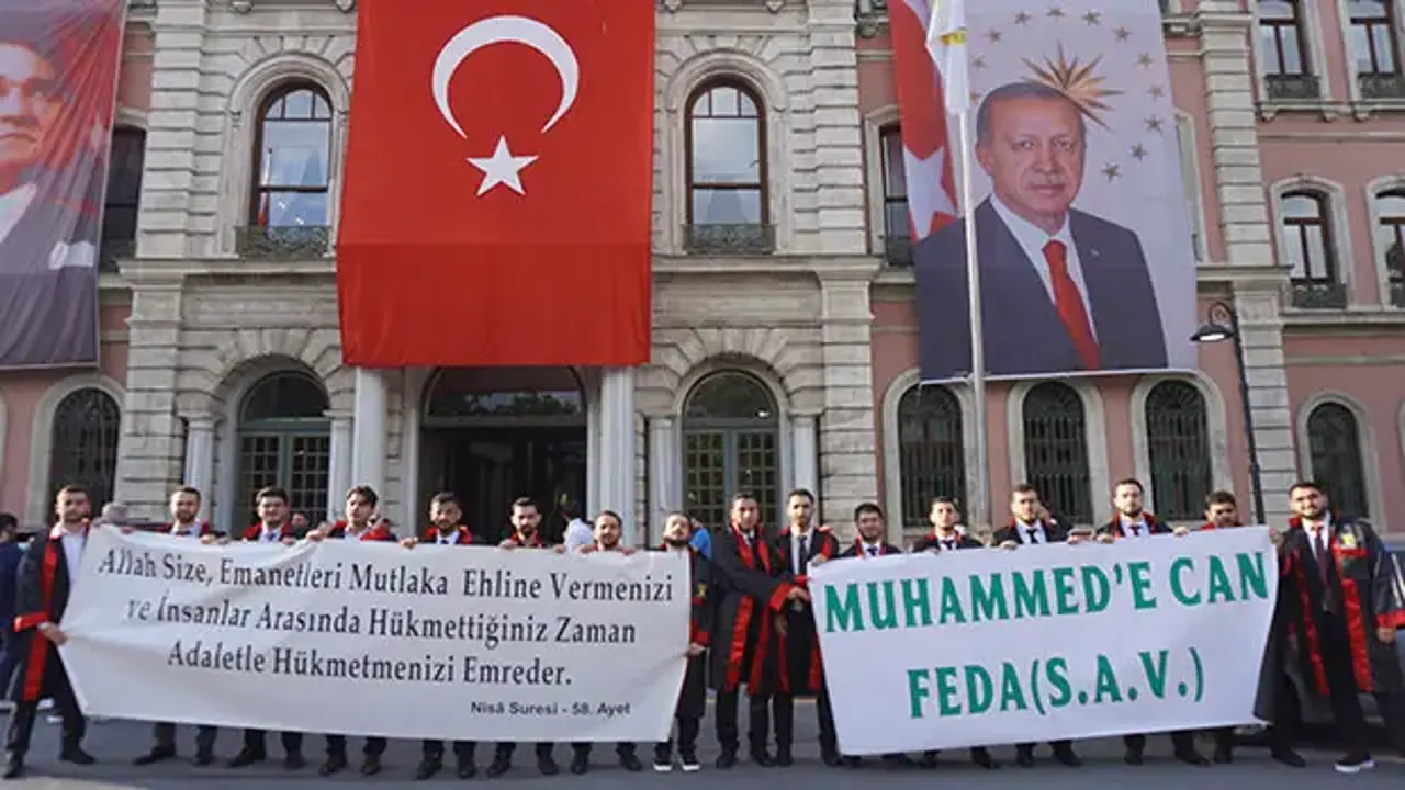 Hukuk fakültesi mezunlarından adalet ayetiyle anlamlı mezuniyet programı