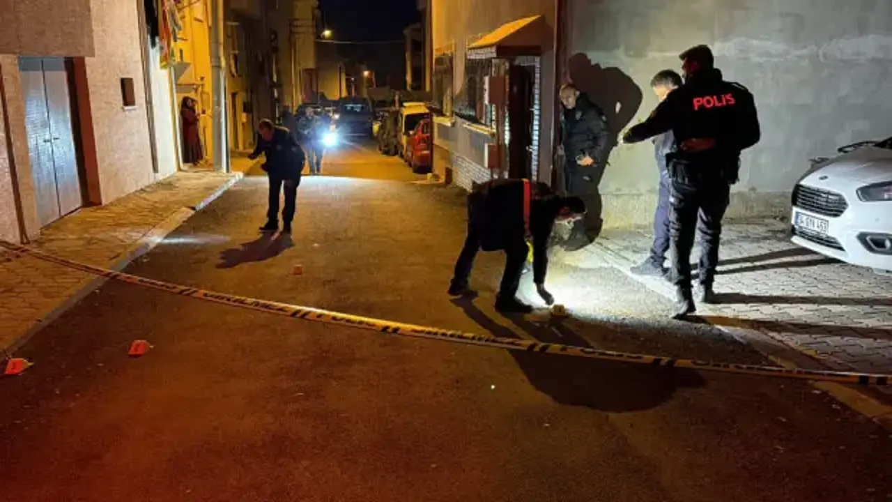 Husumetlisini evinin önünde pusu kurup silahla yaraladı