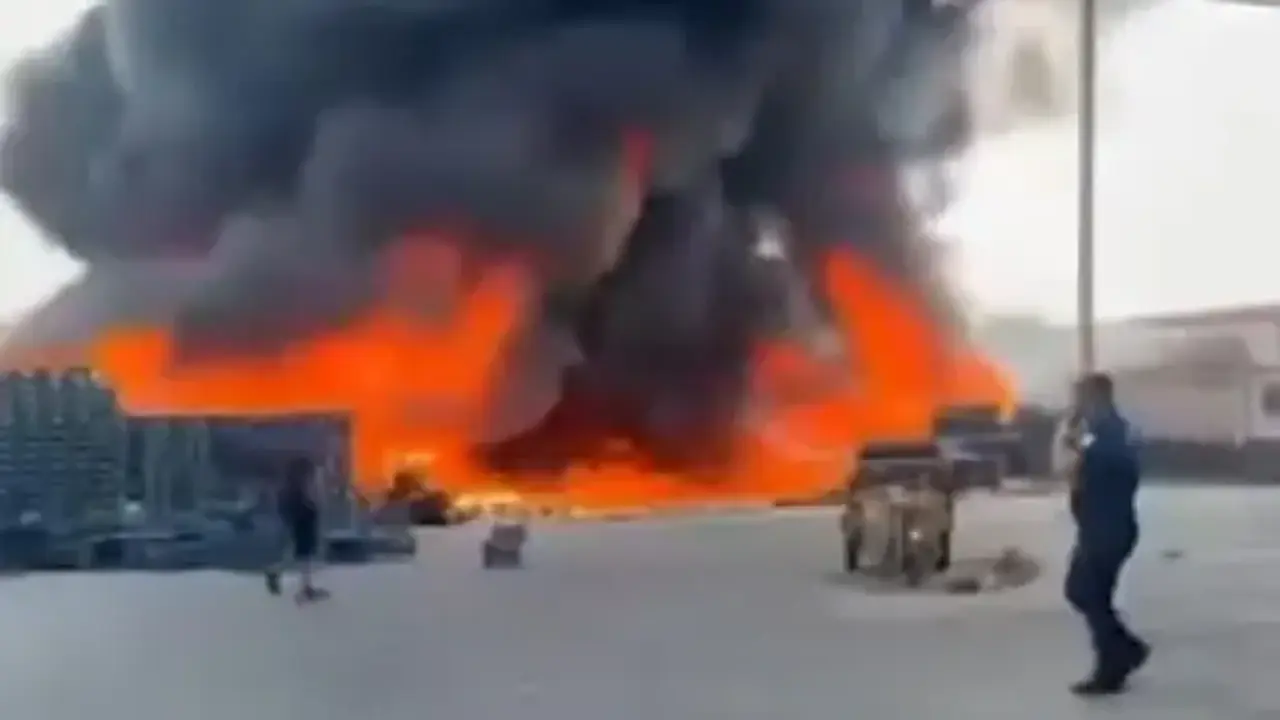 İki çocuk oyun oynarken sebze halini yaktı!