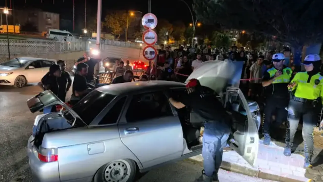 İnegöl'de kontrolden çıkan otomobil beton direğe saplandı: Sürücü araçta sıkıştı