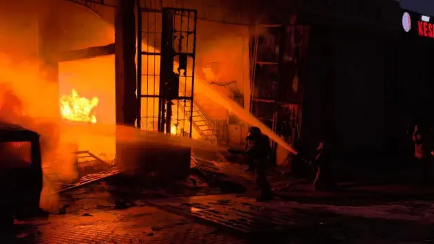 İnegöl'de mühürlü boya fabrikasında korkutan patlama kamerada