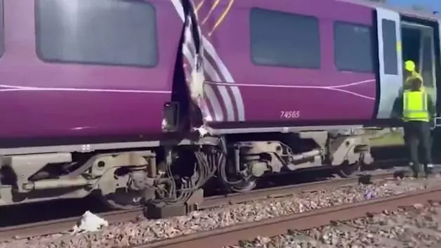 İngiltere'de iki yolcu treni birbirine girdi! Çok sayıda yarılı var