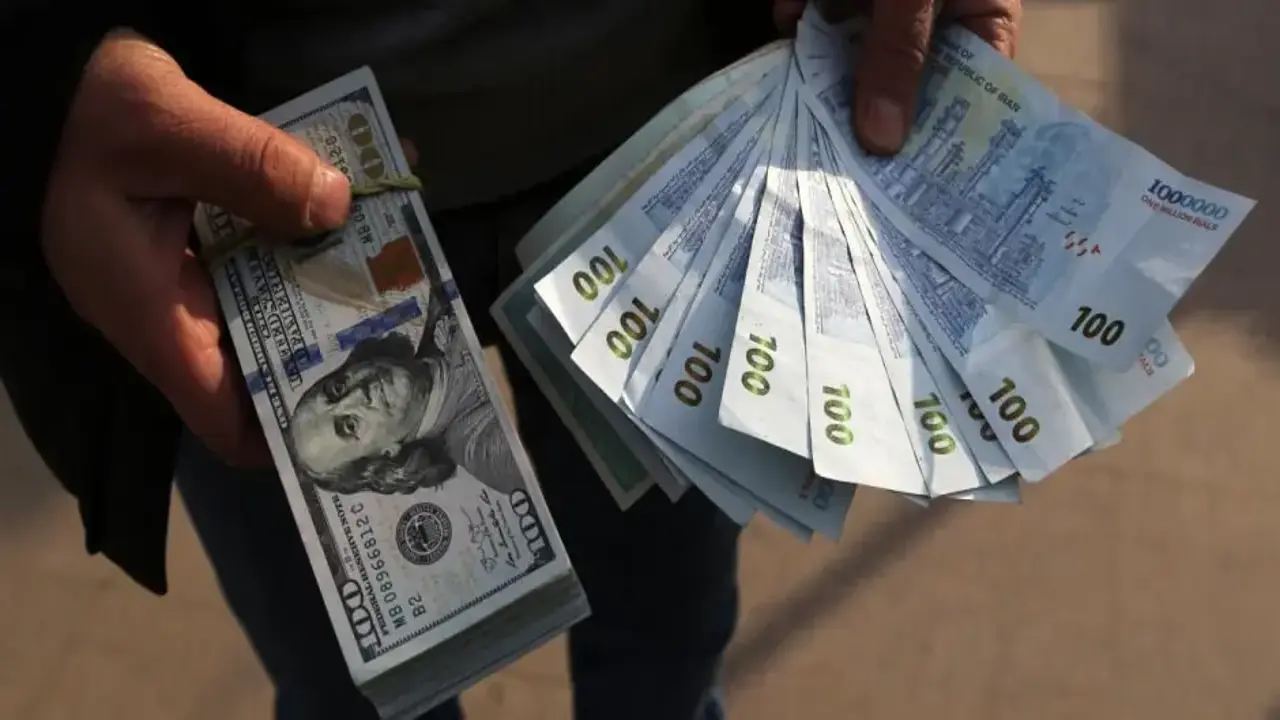 İran'da dolar, ulusal para birimi karşısında tarihi zirveye çıktı