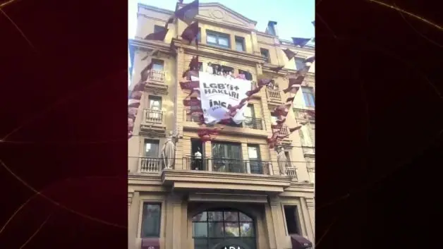 İstanbul Barosu Beyoğlu'ndaki binasına LGBT pankartı astı