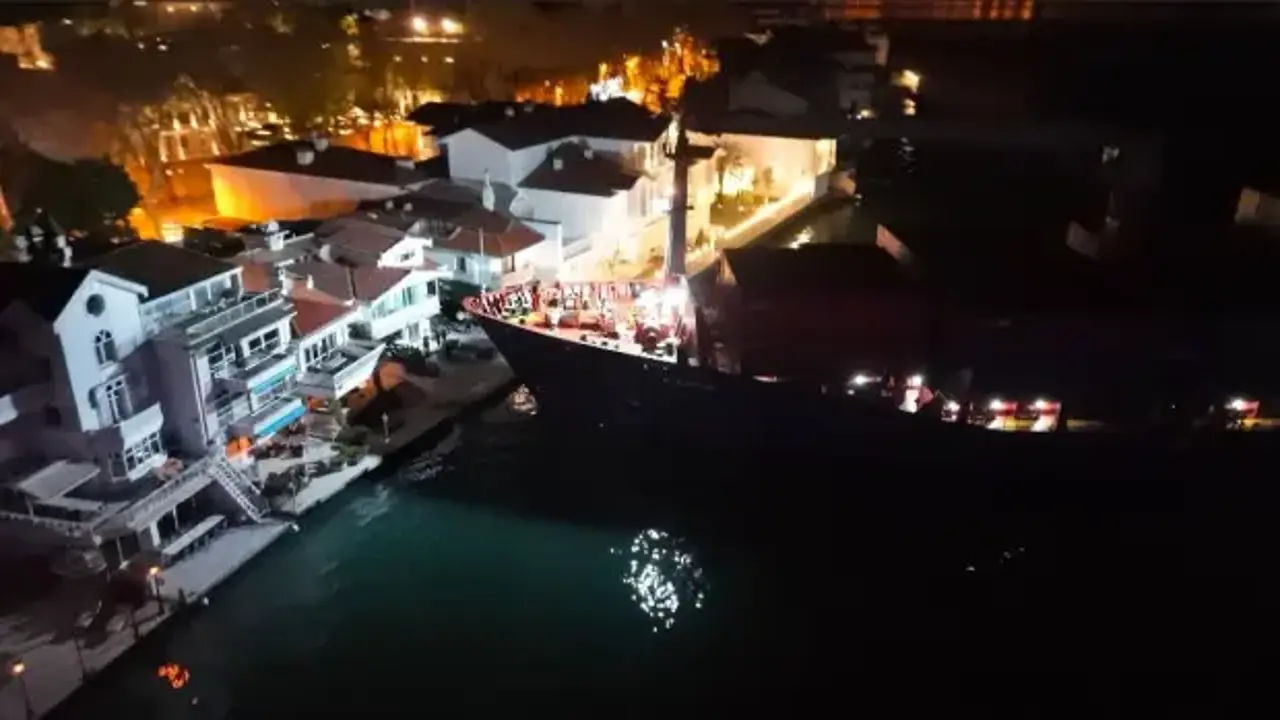 İstanbul Boğazı'nda gemi karaya oturdu! Binalara 10 metre kala faciadan dönüldü