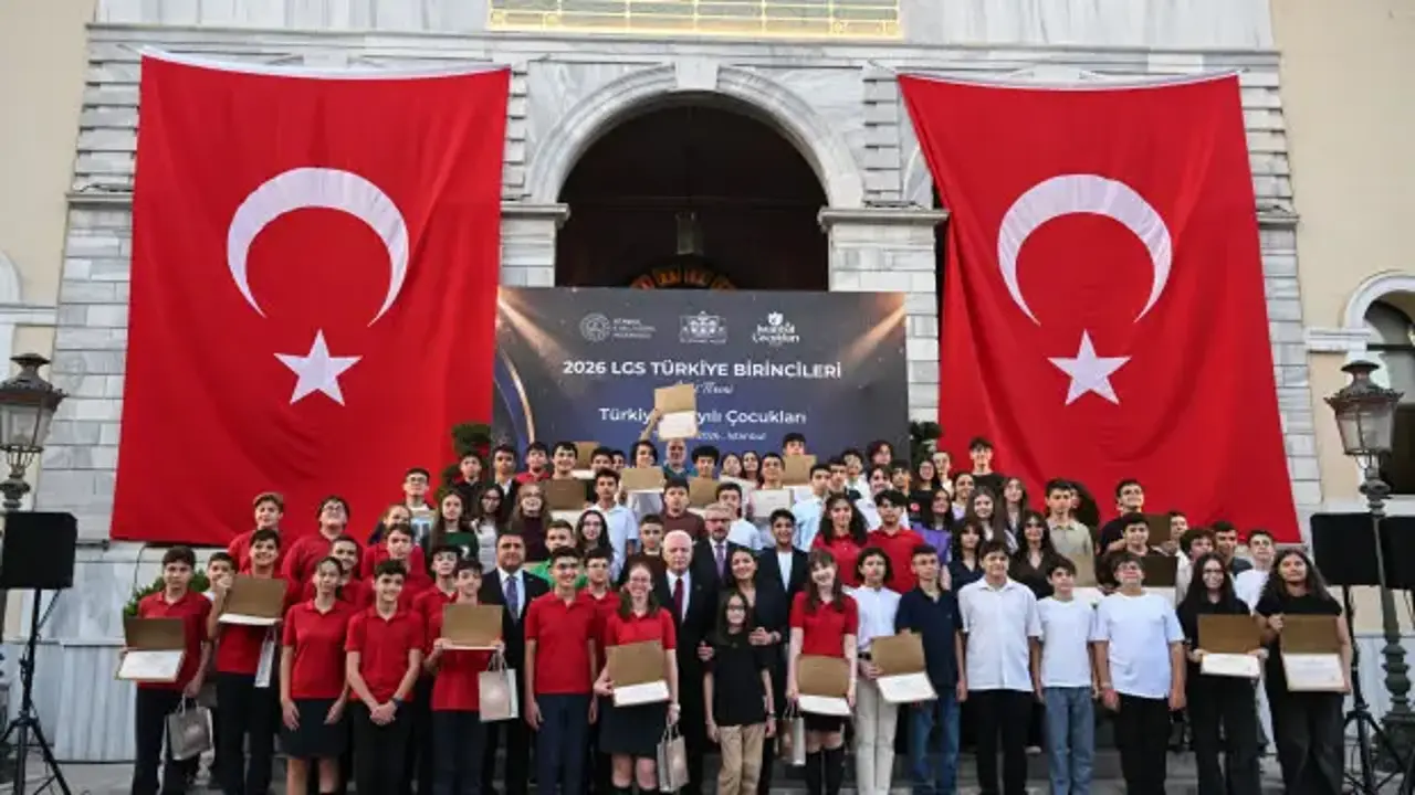İstanbul Valiliğinden LGS'de Türkiye birincisi olan öğrenciler için ödül töreni
