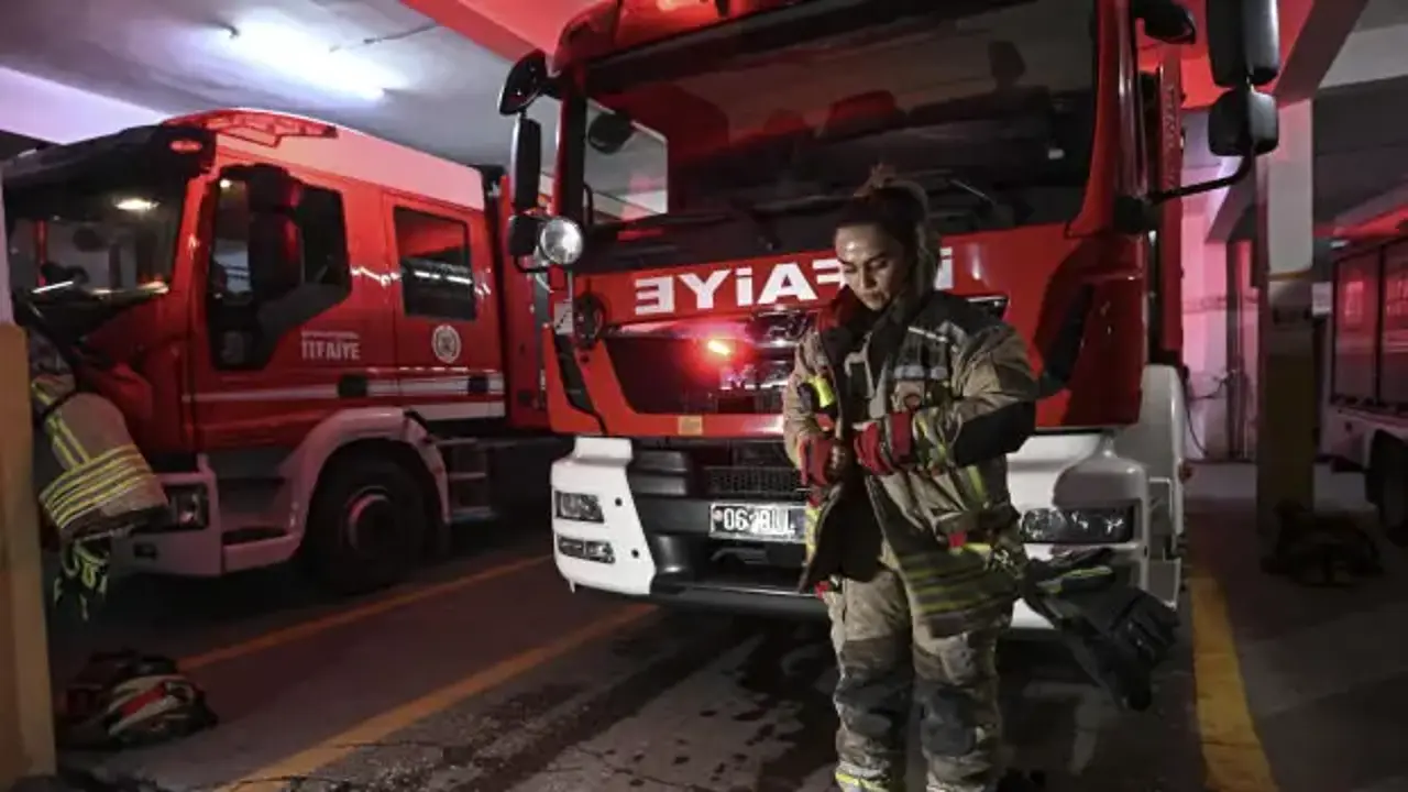 İstanbul'da 4 katlı binada korkutan yangın!