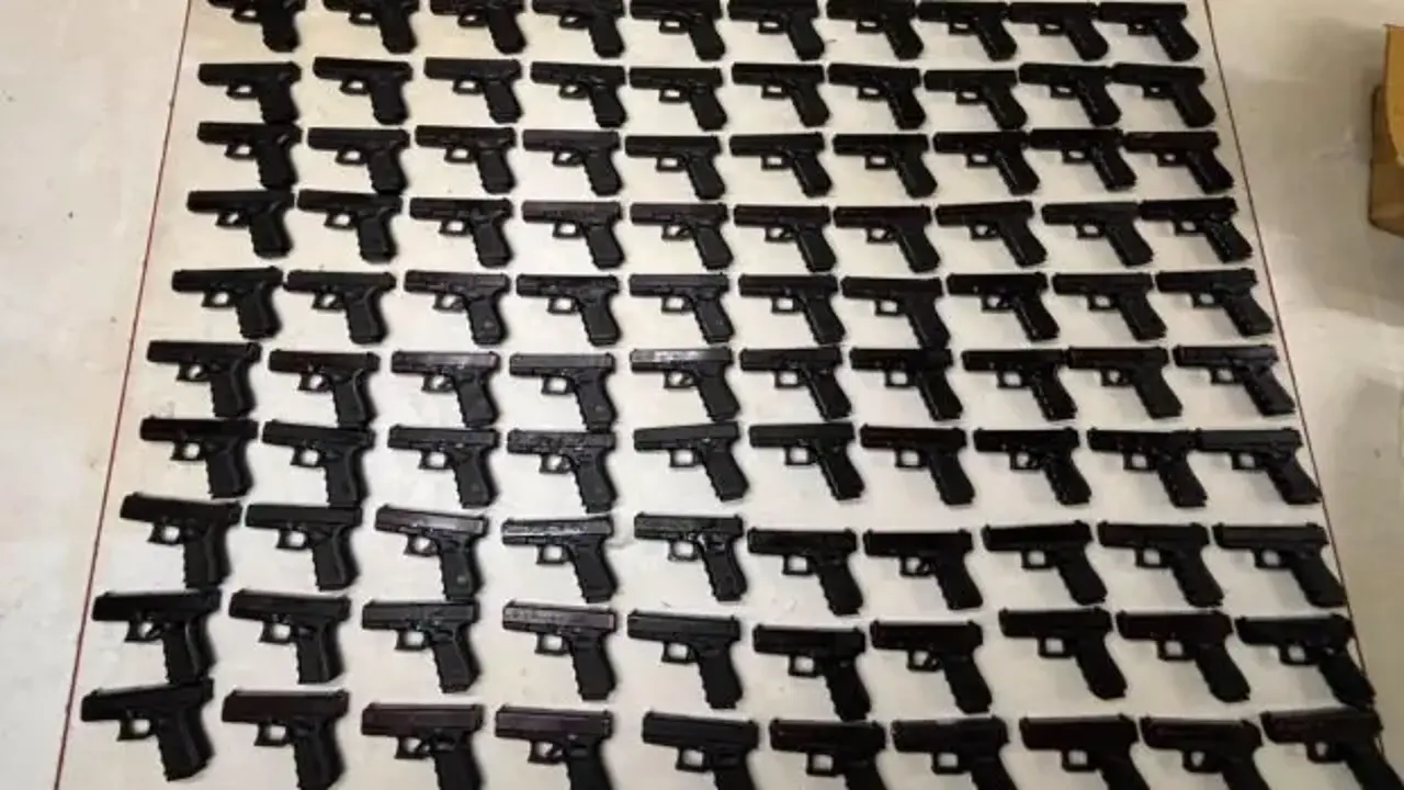İstanbul'da cephanelik gibi iş yerine operasyon: 100 tabanca ele geçirildi