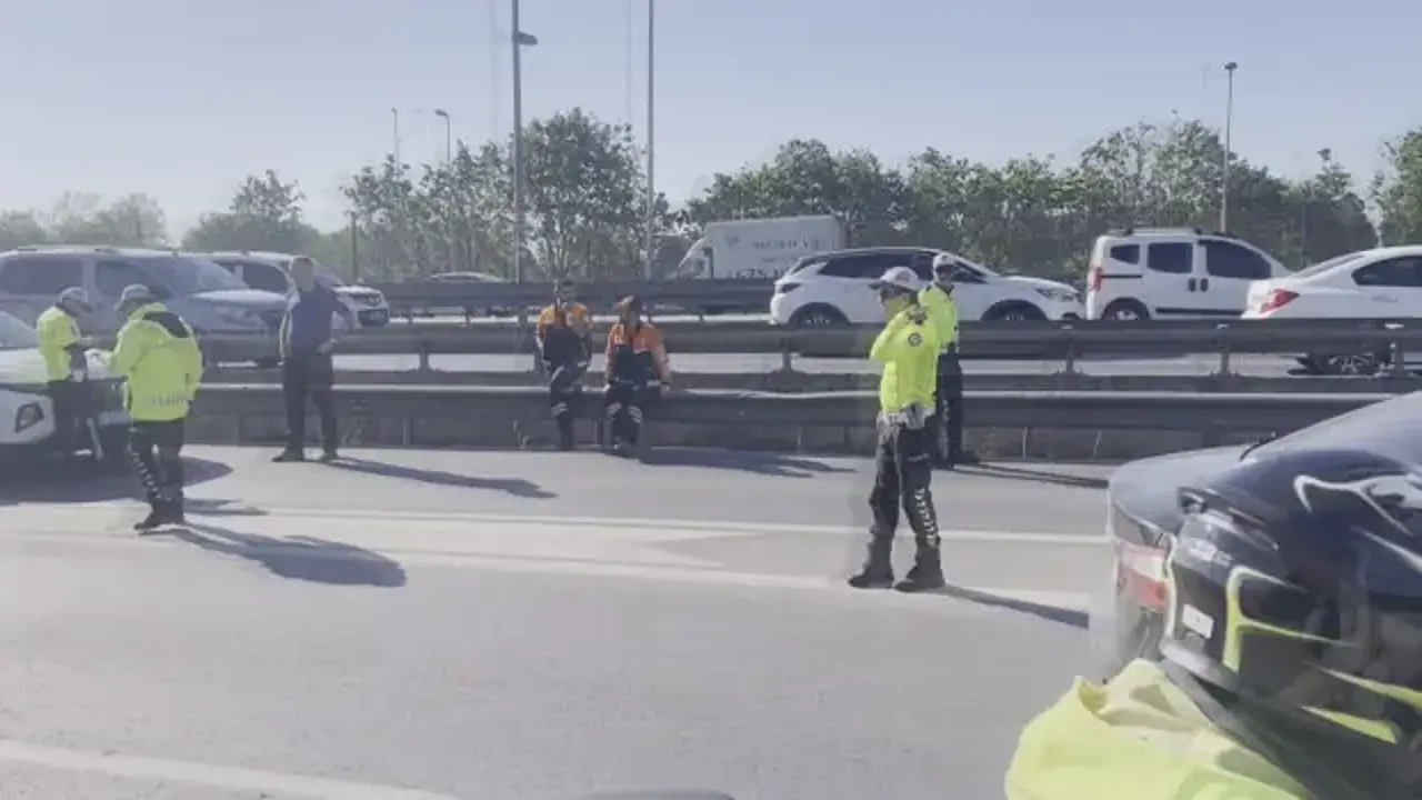İstanbul'da D-100 karayolunu kilitleyen kaza: Çok sayıda ekip bölgede!