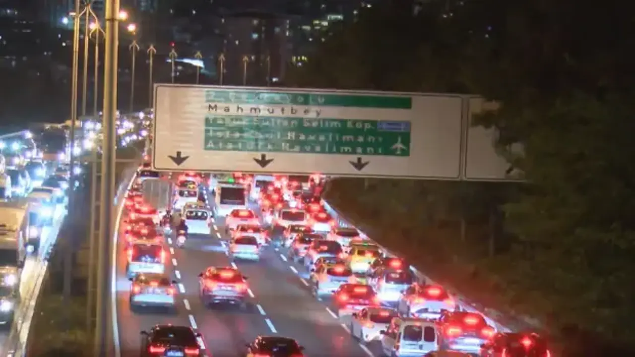 İstanbul'da trafik durma noktasına geldi