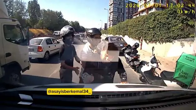 İstanbul'da trafik terörü: Motorcu sürücünün üzerine yürüyüp araca saldırdı!