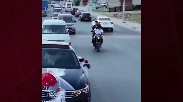 İstanbul'daki düğün konvoyunda tehlikeli motosiklet şovu kameraya yansıdı