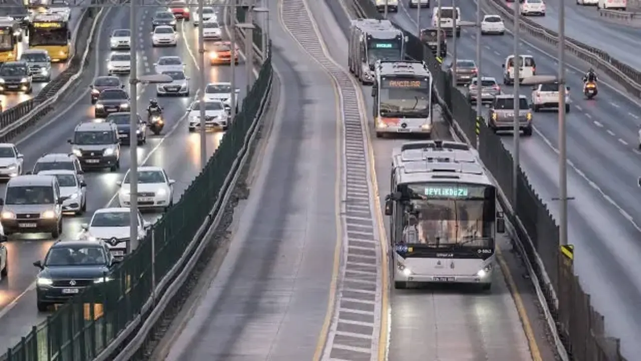 İstanbul’un metrobüs gerçeği: Fıtık ediyor!