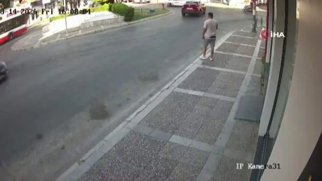 İzmir'de traktörden fırlayan tanker yayayı eziyordu