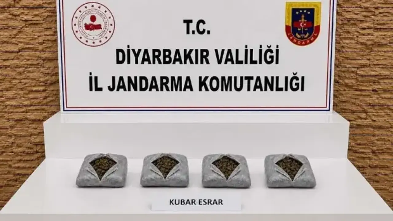 Jandarmadan narkotik darbesi: Kilolarca toz esrar ve binlerce hap ele geçirildi!