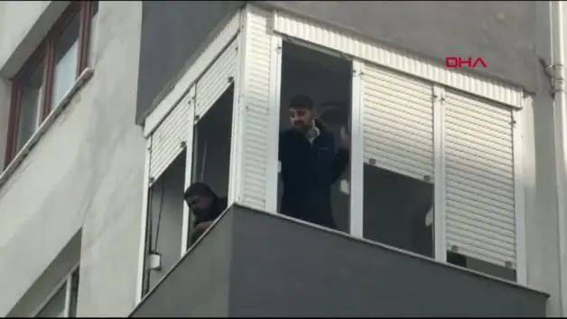 Kadıköy'de 8 katlı binada yangın; mahsur kalanlar var