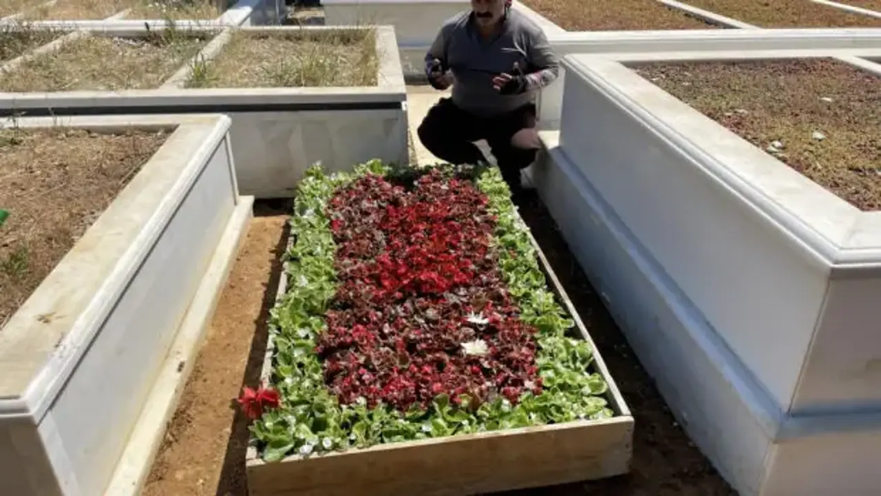 Kadir İnanır’ın kabri çiçeklerle donatıldı