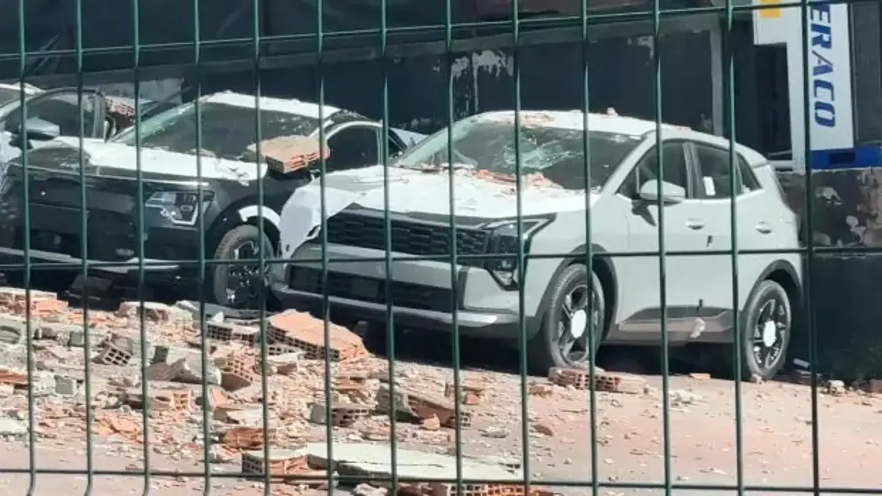 Kağıthane’de duvar otoparka doğru çöktü: 12 sıfır araçta 30 milyon liralık hasar oluştu