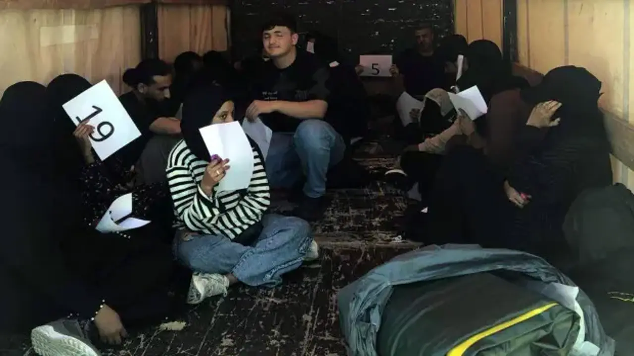 Kamyonetin kasasında 20 kaçak göçmen yakalandı