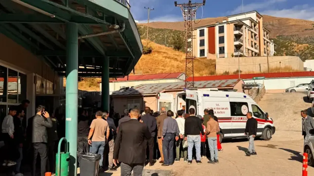 Kamyonetle otomobil çarpıştı: 1 bebek öldü 7 kişi yaralandı