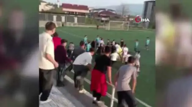 Karabük’te U17 maçında saha karışınca müsabaka tatil edildi