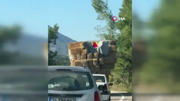 Karabükte yola saçılan balyalar sürücülere ecel terleri döktürdü!