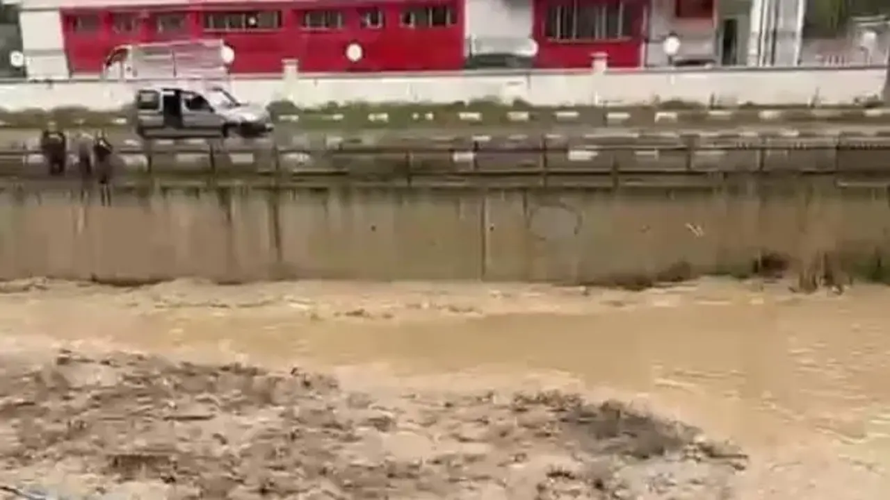 Karayolunu sel vurdu! Dereler taştı, bir araç mahsur kaldı