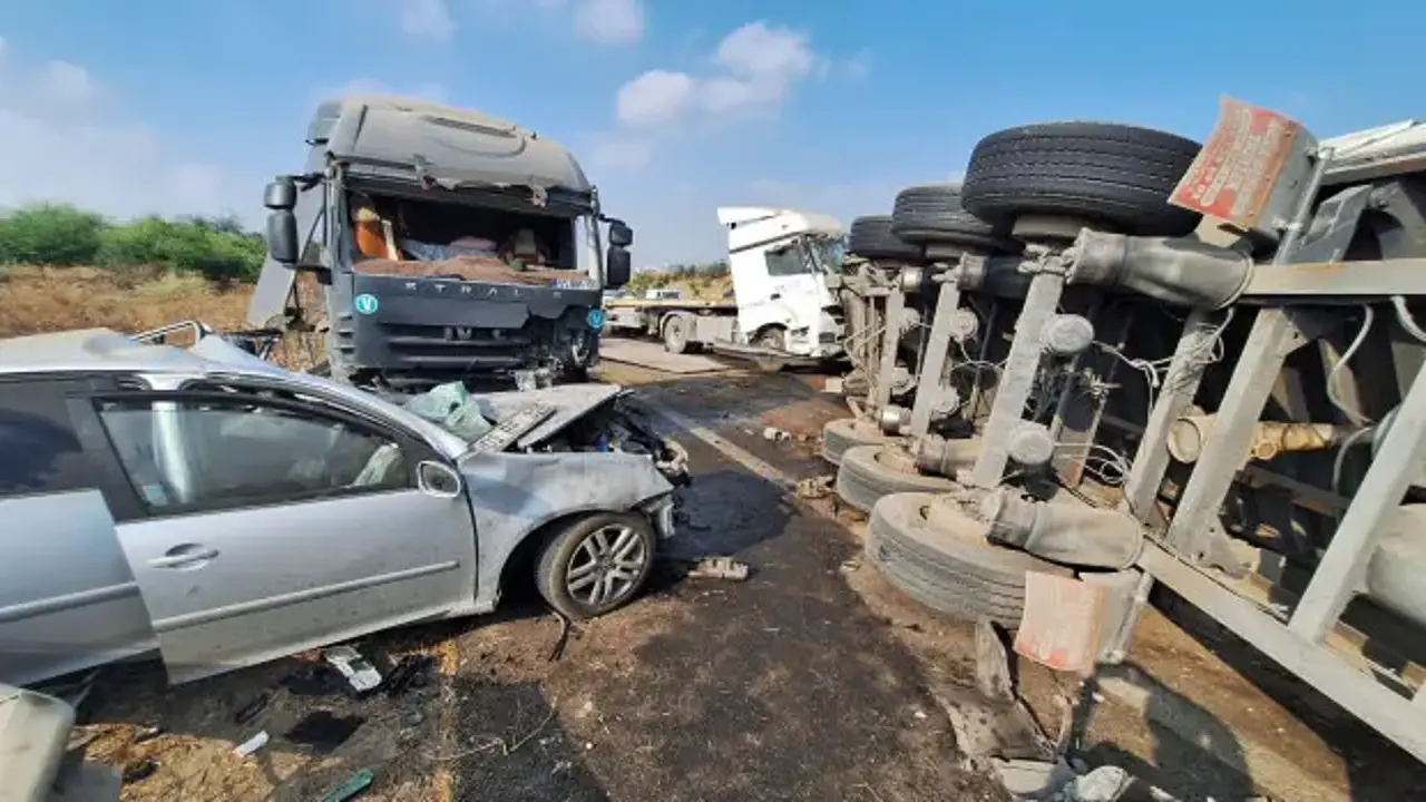 Karşı şeride geçen tır dehşet saçtı! 2 araca birden çarptı: Ölü ve yaralılar var