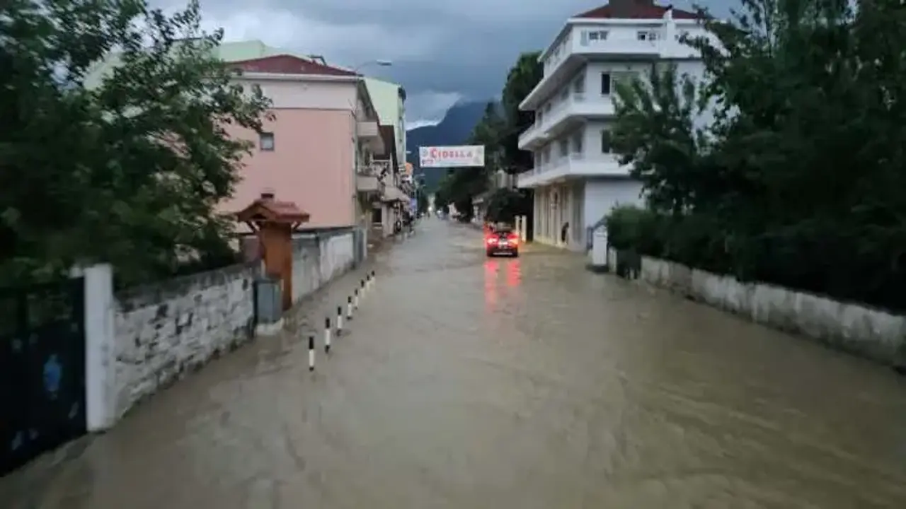 Kastamonu'yu sel vurdu: 150'den fazla ev ve iş yerini su bastı, tahliyeler başladı